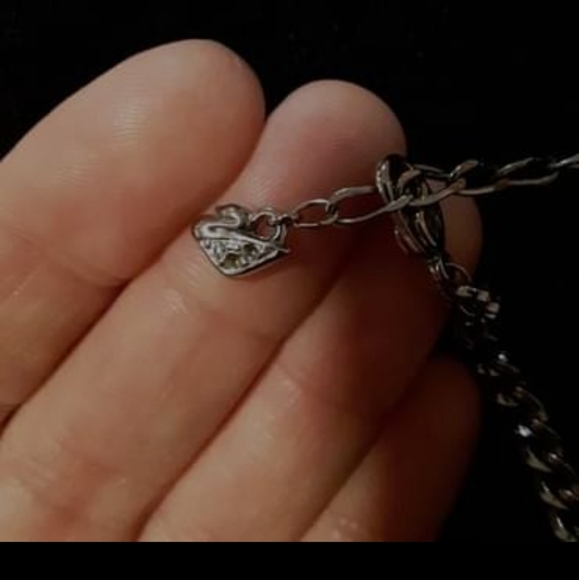 Beautiful & Dynamic Swarovski Crystal Necklace. - Picture 4 of 4